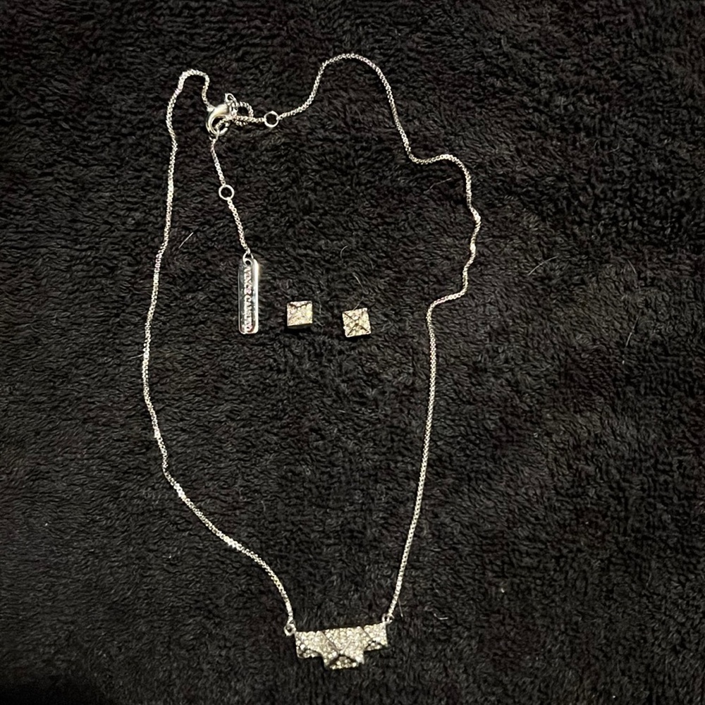 Like New Vince Camuto Necklace and Earrings Set